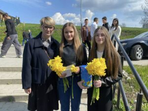Miniaturka artykułu Nasi uczniowie wsparli Sądeckie Hospicjum w akcji „Pola Nadziei”